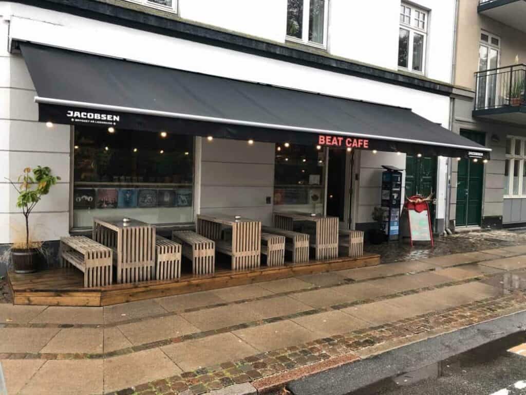 Sort markise ved Beat Café