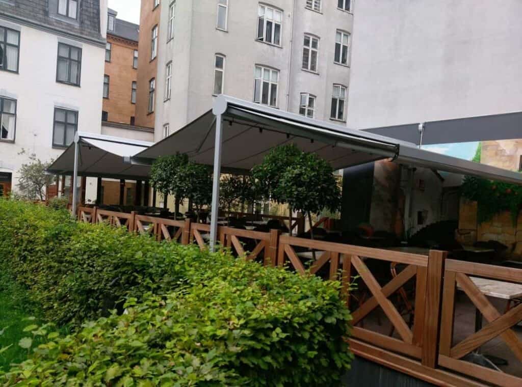 Café med pergolamarkiser