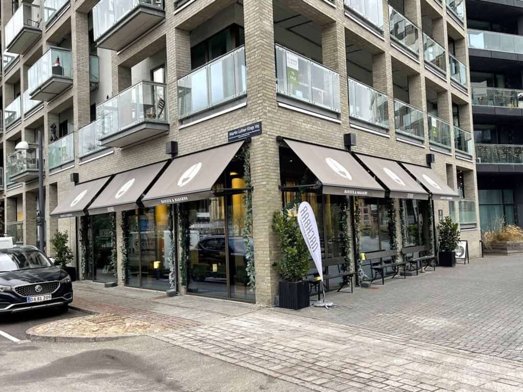 Markise foran café i byområde.