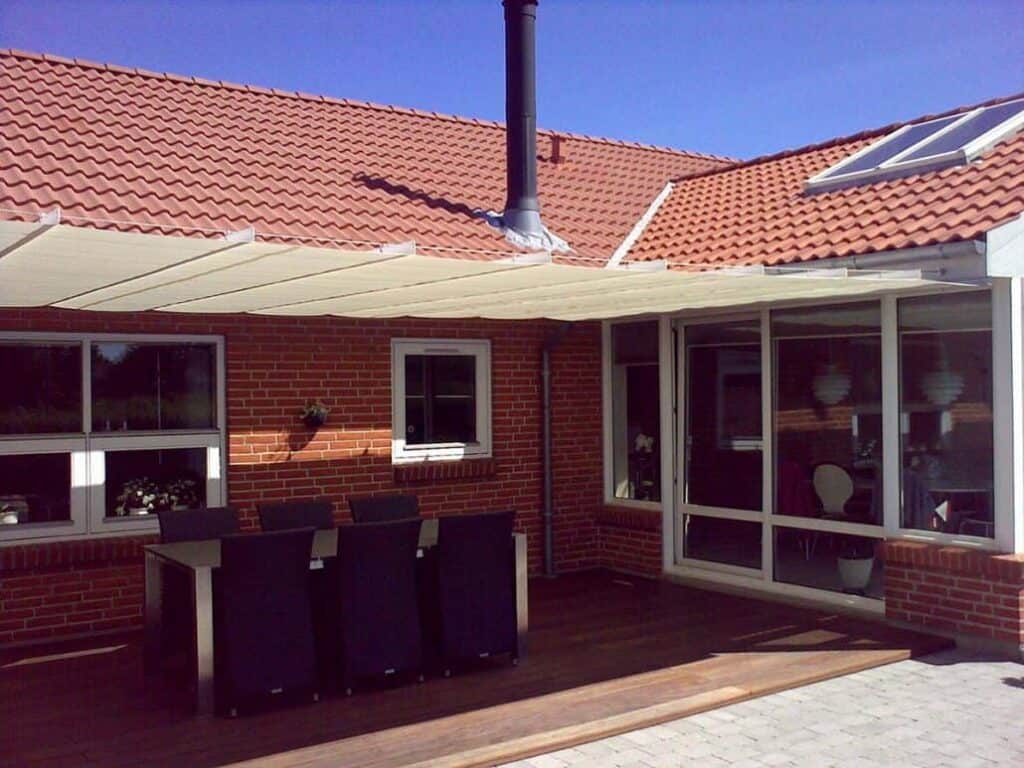 Terrasse wire sejl i hvid.