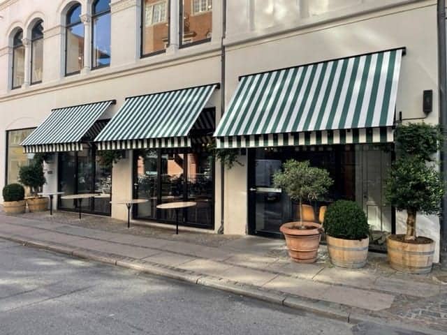 Stribede markiser på restaurant.