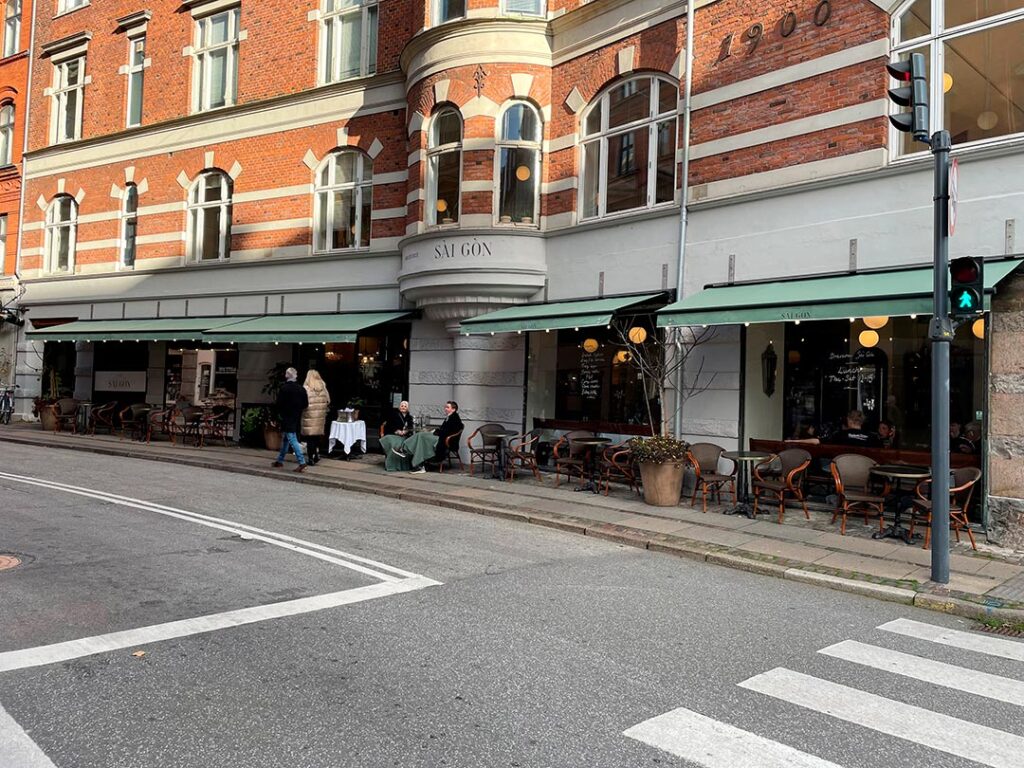 Markiser foran restaurant.