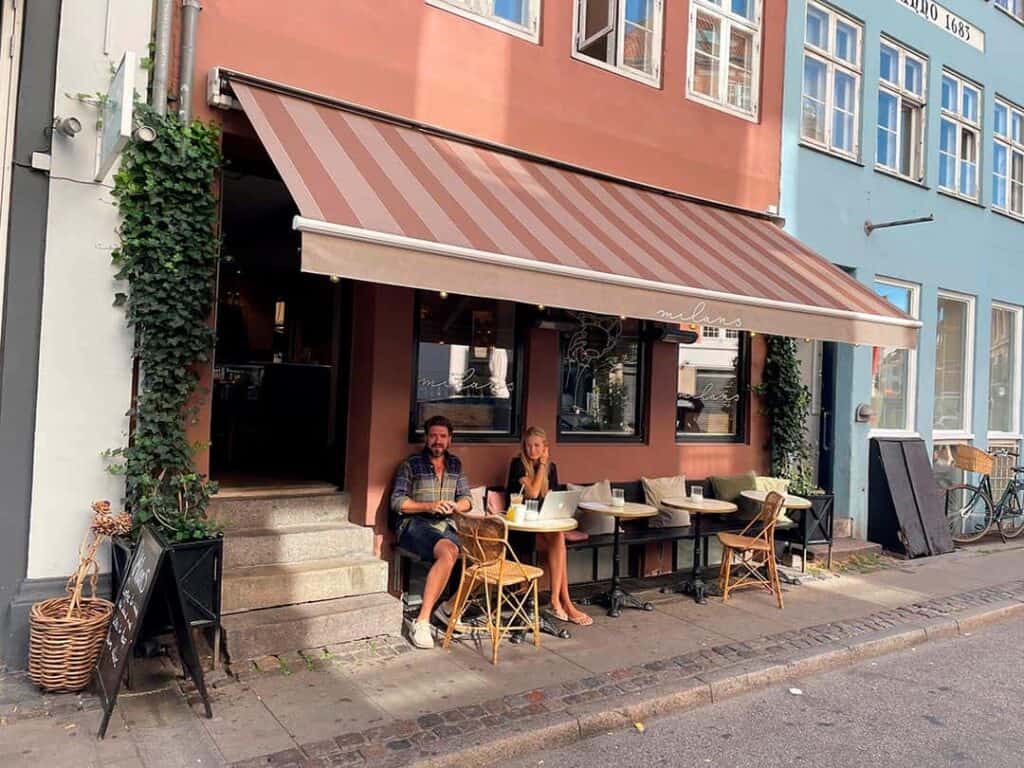 Stribet markise i rød og lyserød