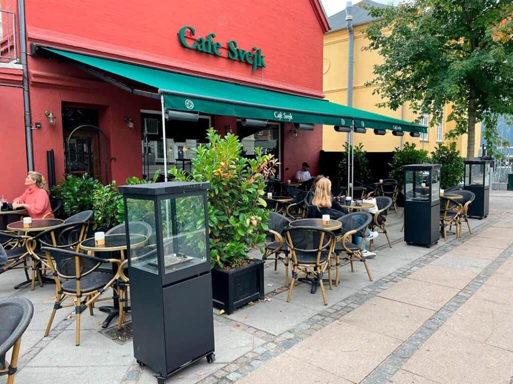 Café med grøn markise.