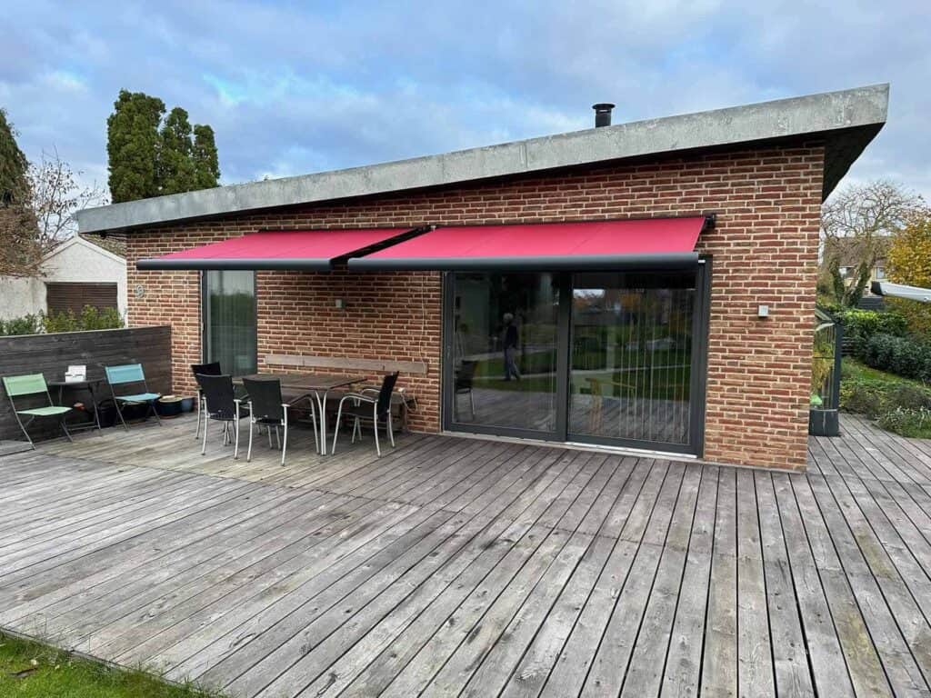 Markiser i stærk rød farve på træterrasse