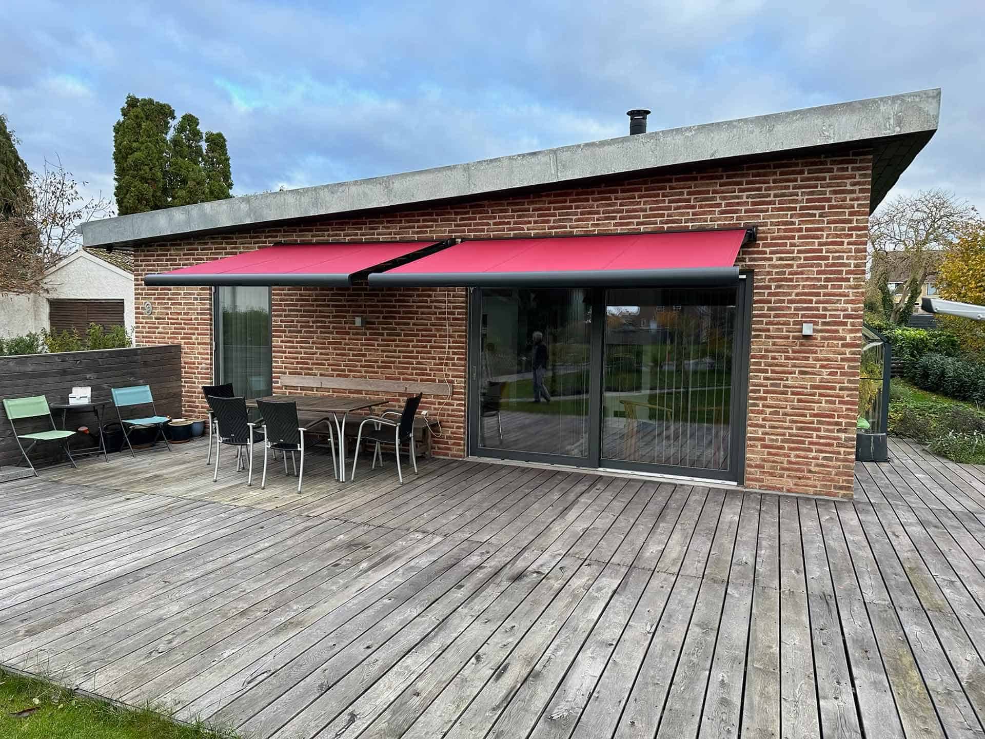 Markiser i stærk rød farve på træterrasse