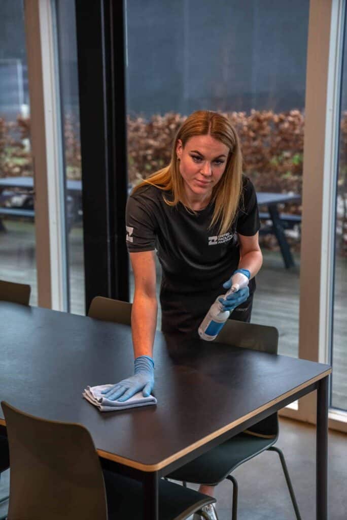 Medarbejder fra UFP vasker borde