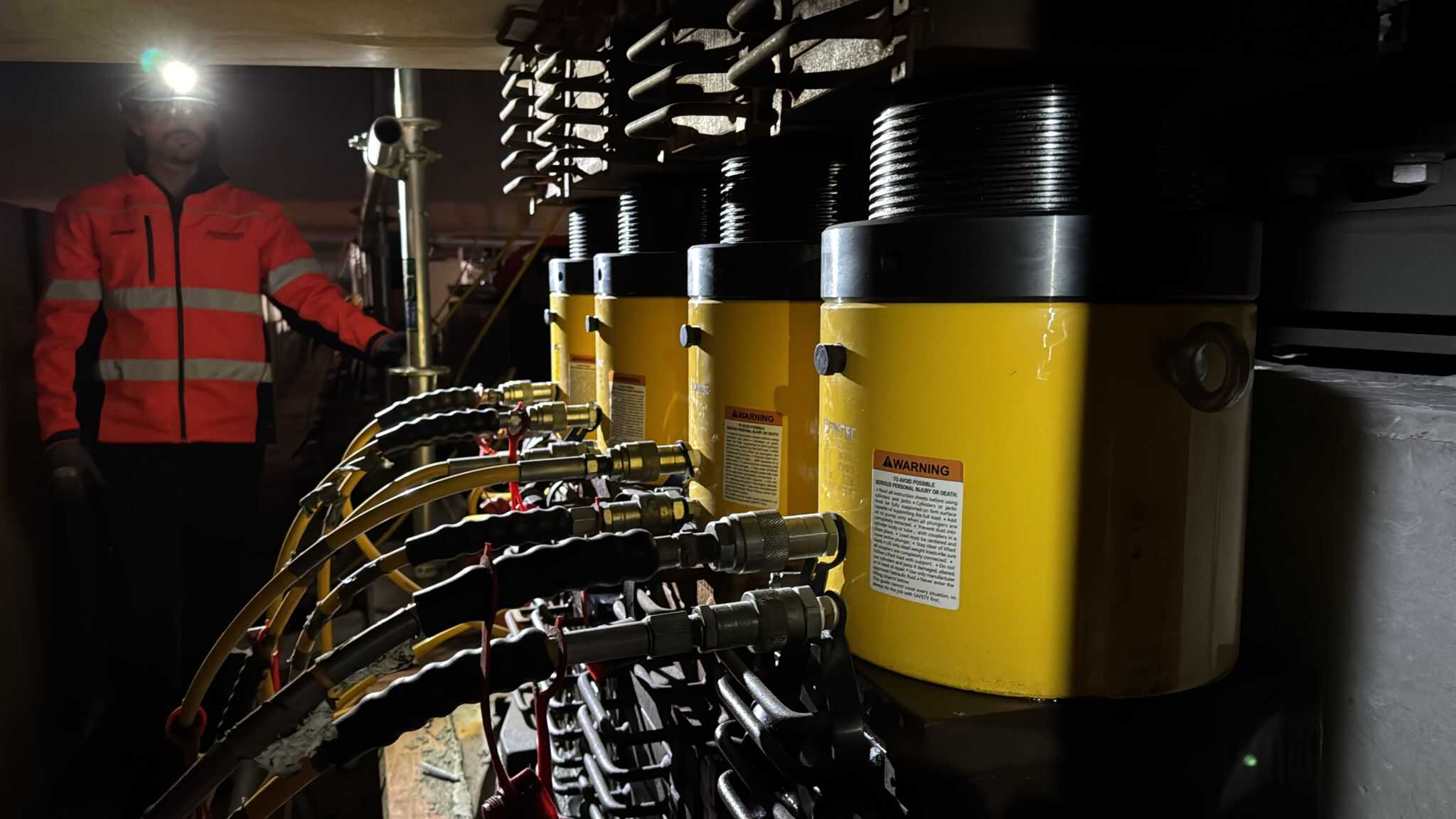 Hydraulic cylinders used on bridge lifting projects