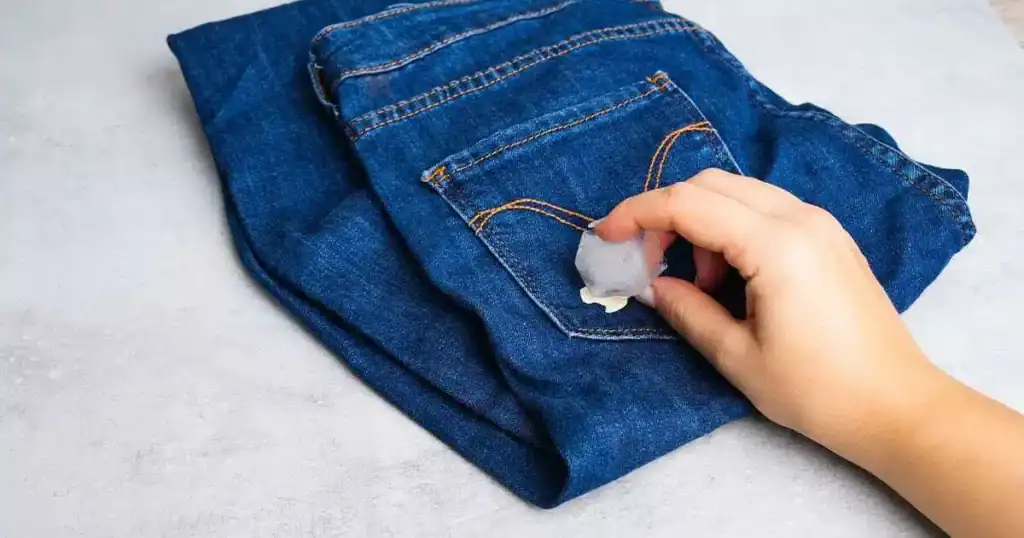 enlever du chewing-gum sur un vêtement avec un glaçon