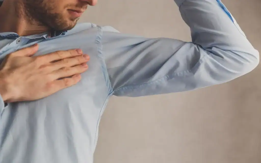 Pourquoi vos vêtements durcissent sous les bras
