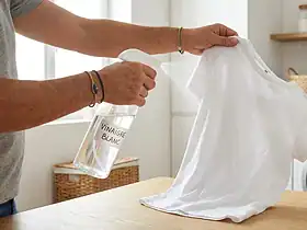 Pourquoi vos vêtements durcissent sous les bras