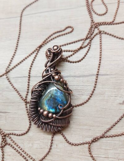 Měděný šperk s labradoritem