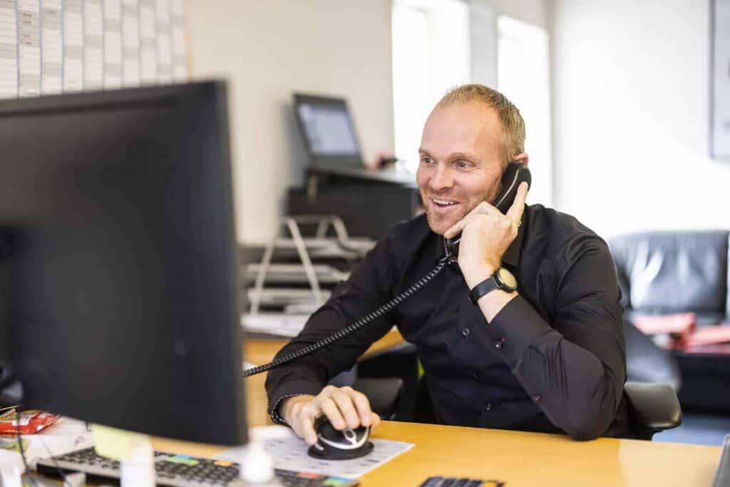 Rasmus fra Vejleby VVS taler i telefon