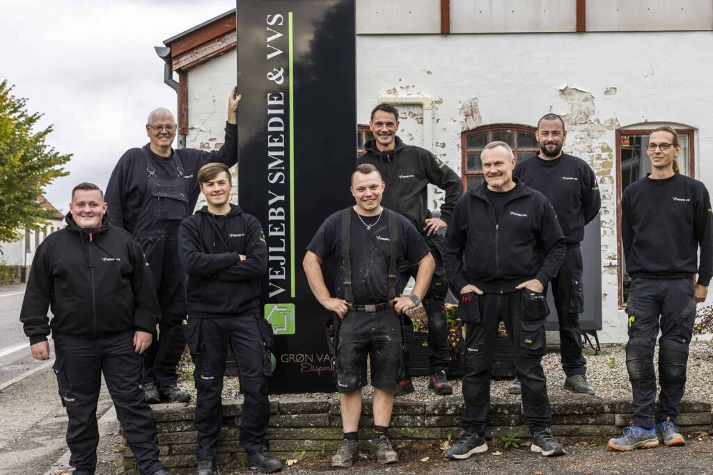 Alle Vejleby VVS medarbejdere foran skilt