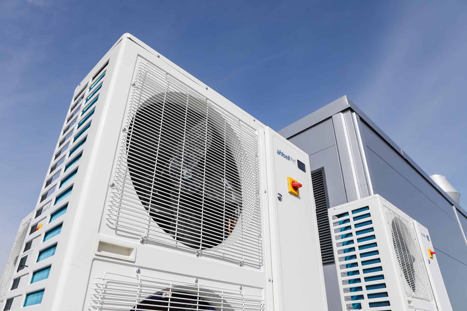 Eftersyn af klimaanlæg til erhverv opsat på tag