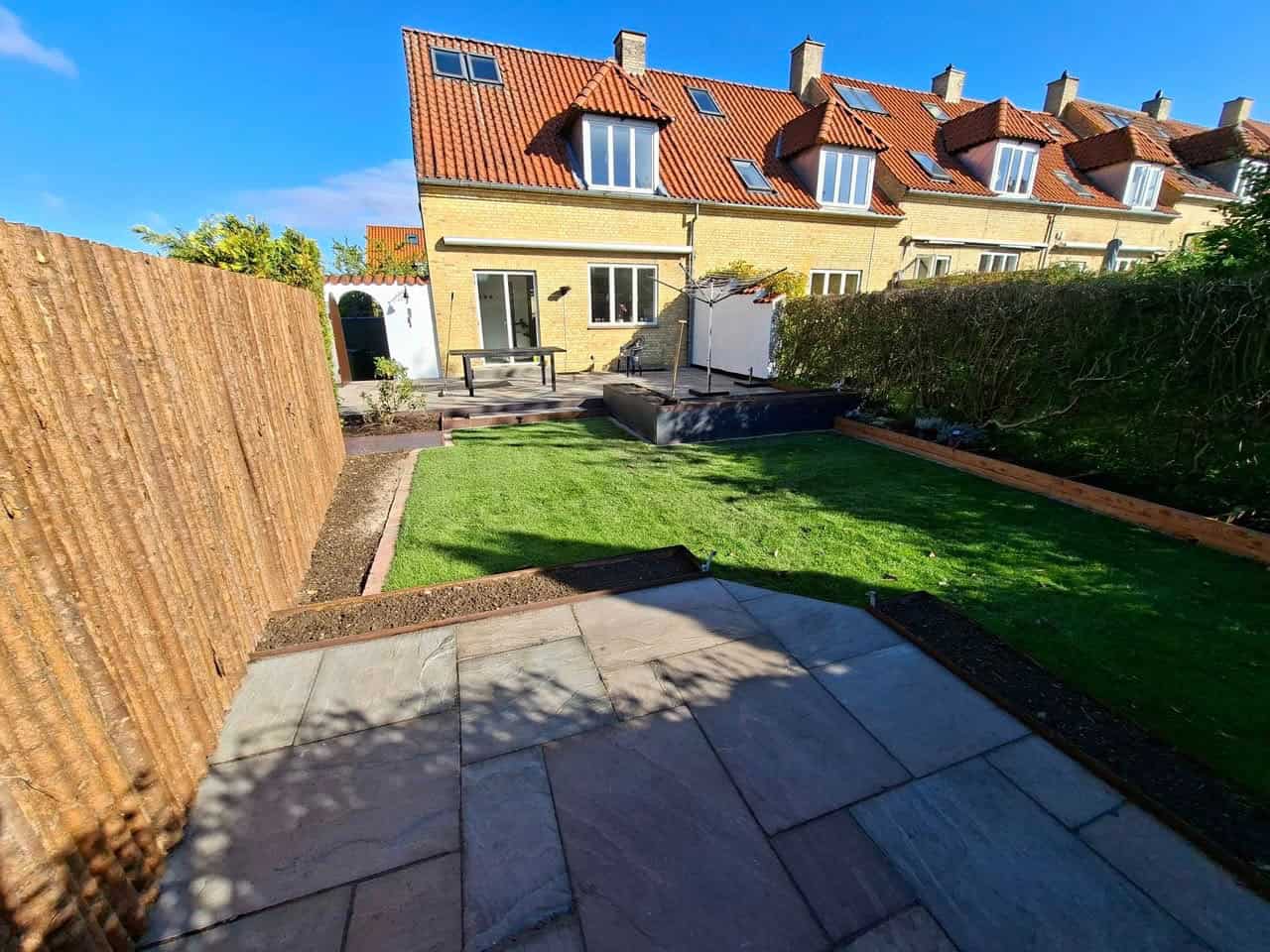 Nyopført stenterrasse og grøn have anlagt af din lokale anlægsgartner Ballerup hos en privat kunde