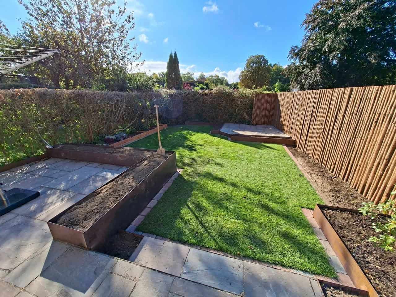 Ejeren af din lokale anlægsgartner i Ringsted i fuld gang med at grave og forberede anlæg af have hos en kunde.