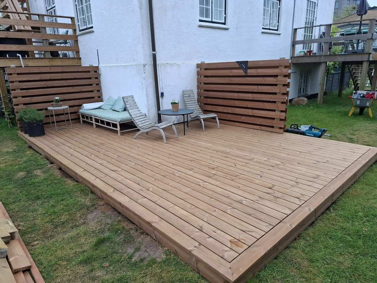 Flot nyanlagt træterrasse i hårdttræ bygget af din lokale anlægsgartner Ballerup hos en villaejer.