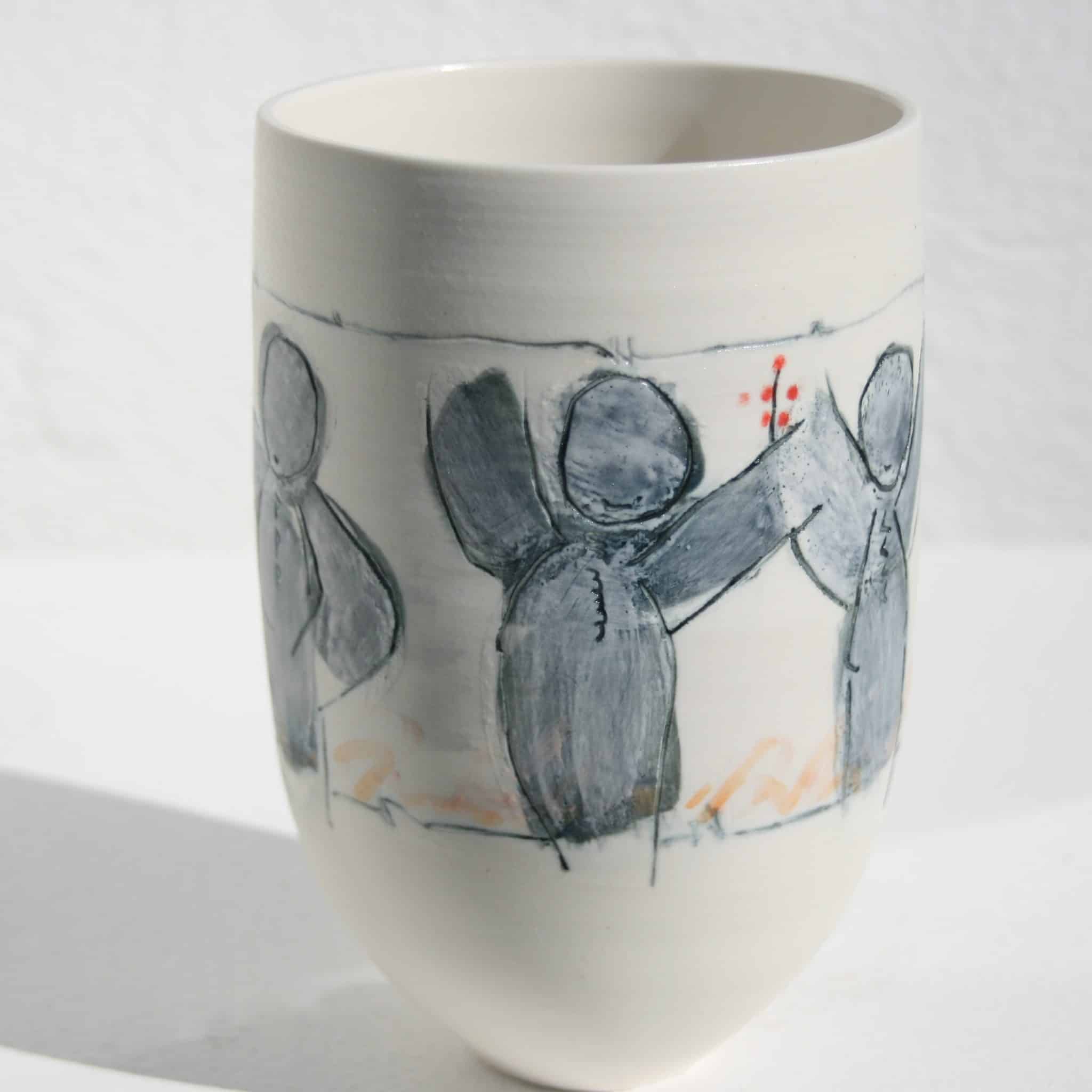 Håndlavet keramisk vase med børnekunstmotiv, på værkstedet.