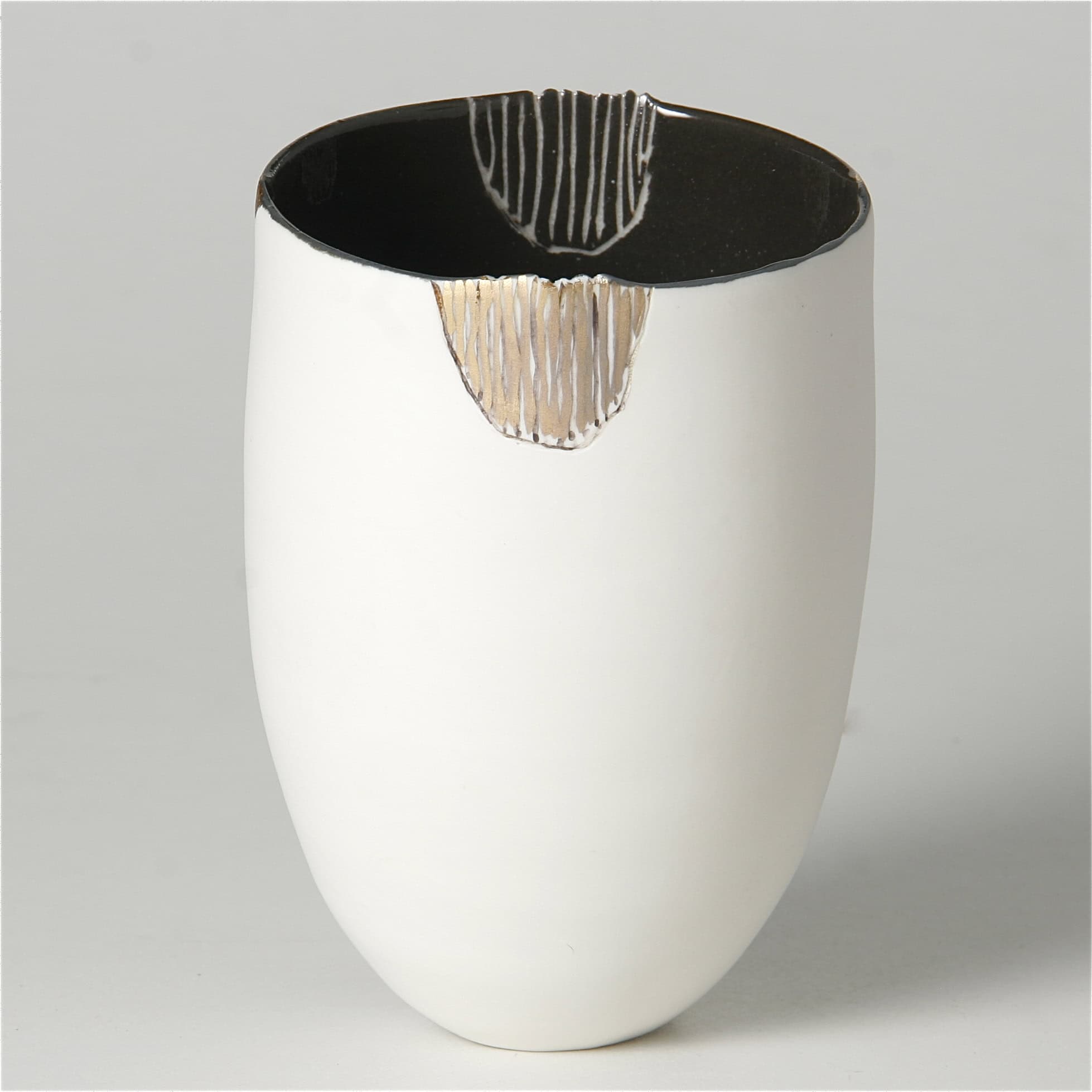 Keramisk vase med sort indvendig og beige dekorativt mønster.