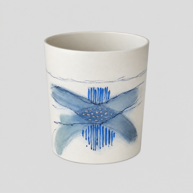 Håndlavet keramisk vase med blå sommerfugle design.