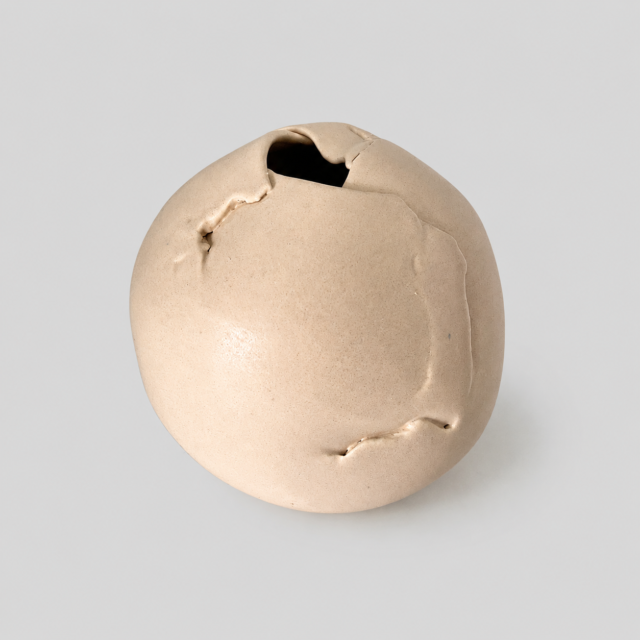 Keramisk vase med naturlig finish og unikt design.