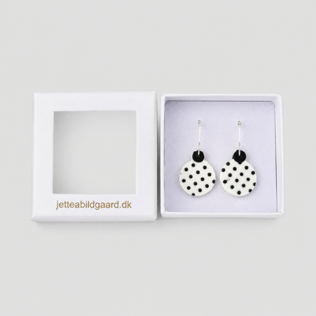 Unikke keramiske øreringe med polka dot design i sort og hvid.