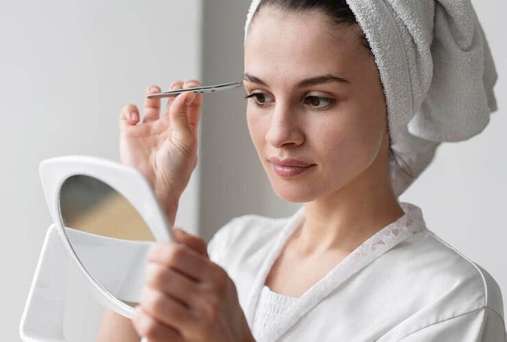 En combien de temps repoussent les sourcils
