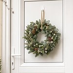 comment accrocher une couronne sur une porte en PVC