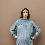 portrait young woman standing against pink background 1 Les 10 indispensables pour être stylée quand on allaite