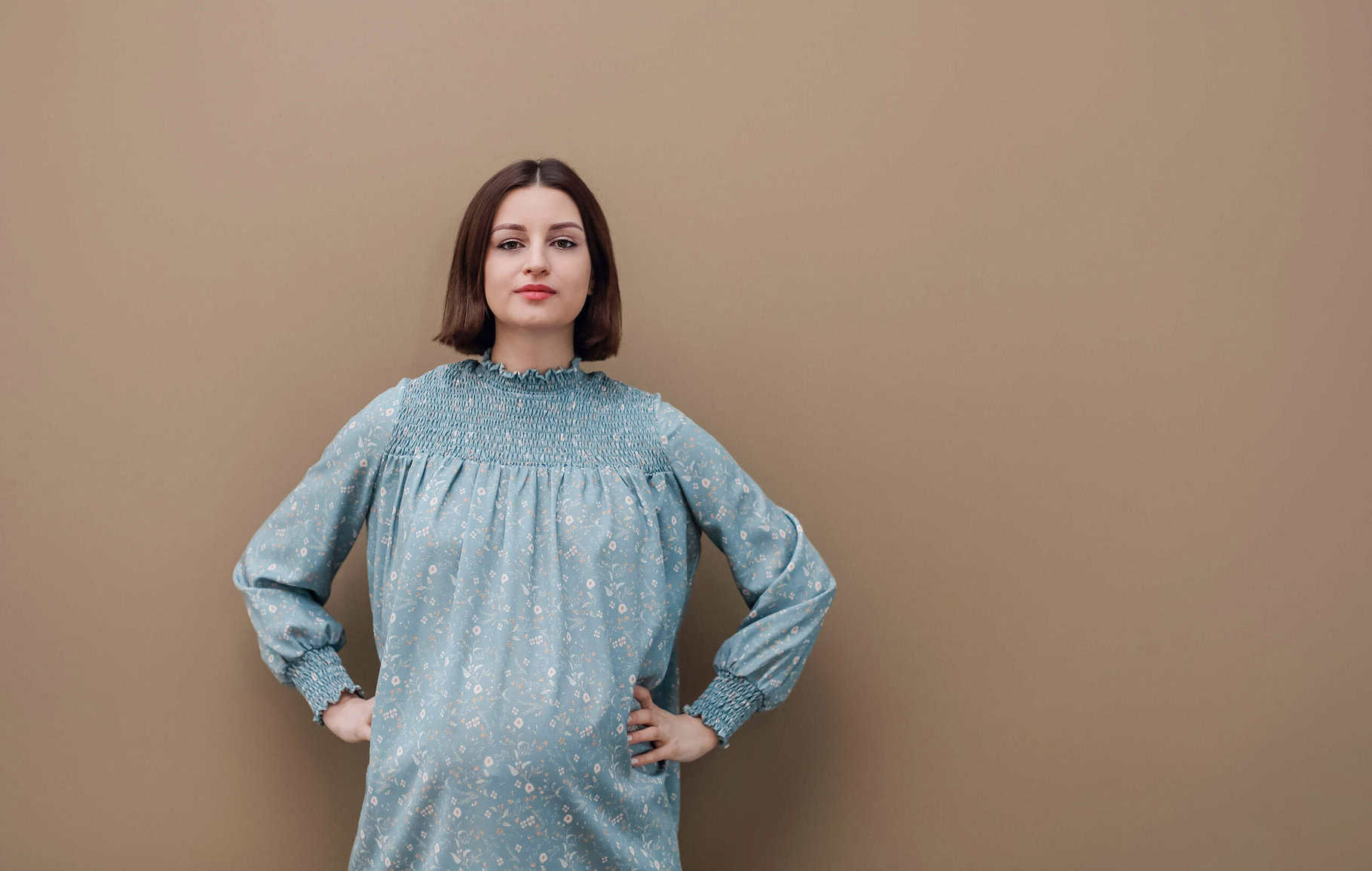 portrait young woman standing against pink background 1 scaled Les 10 indispensables pour être stylée quand on allaite
