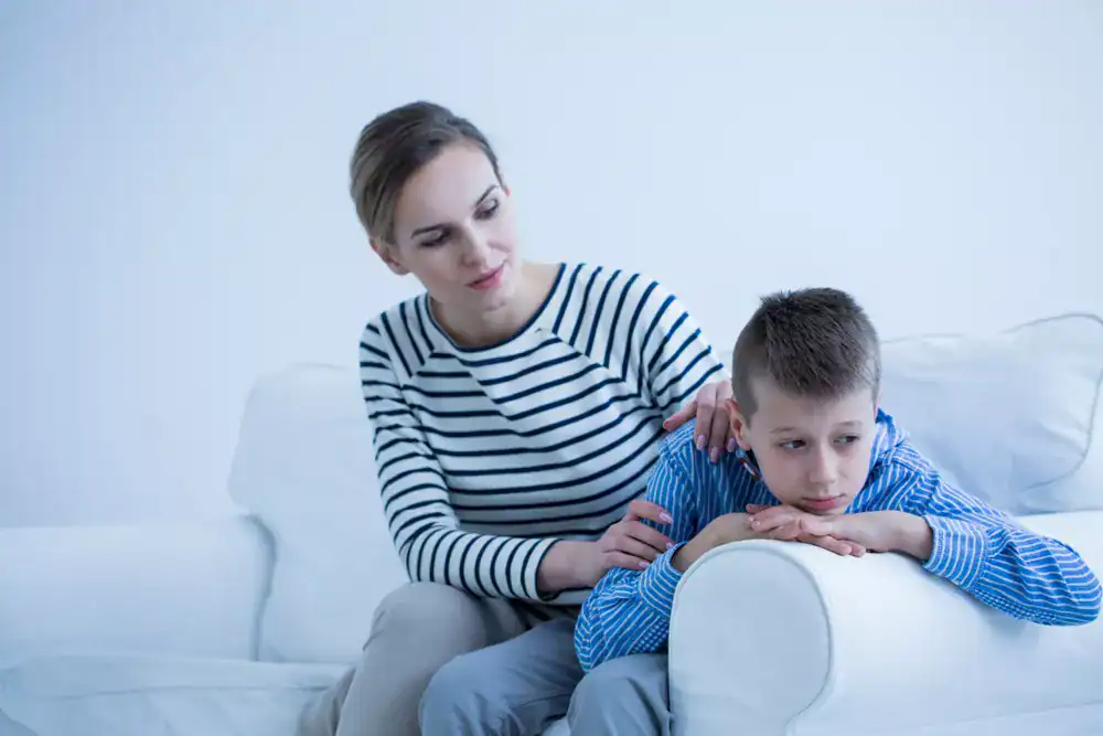 Enfant qui répète plusieurs fois la même chose