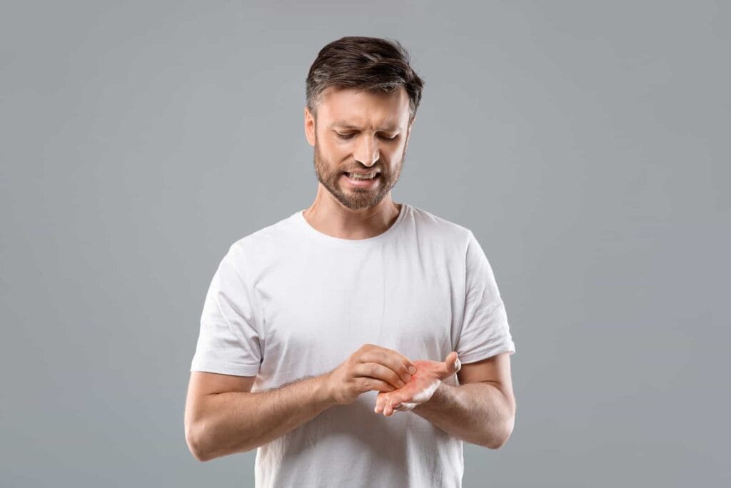 Paume main droite qui gratte Islam 2 Paume de la main qui gratte : significations spirituelles, culturelles et énergétiques