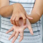 paume de la main qui gratte signification spirituelle