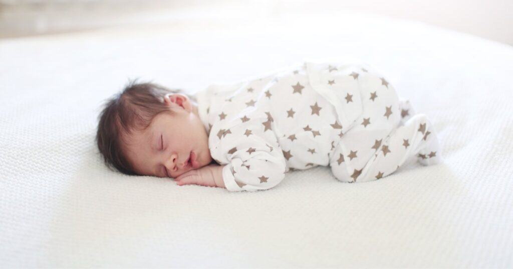 Bébé grogne et se tortille en dormant : comprendre ces bruits nocturnes sans paniquer 2 bébé grogne et se tortille en dormant