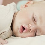 Bébé dort bouche ouverte