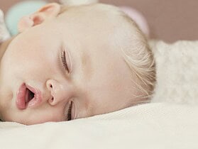 Bébé dort bouche ouverte