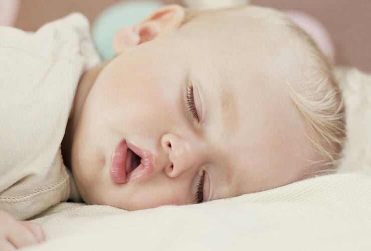 Bébé dort bouche ouverte