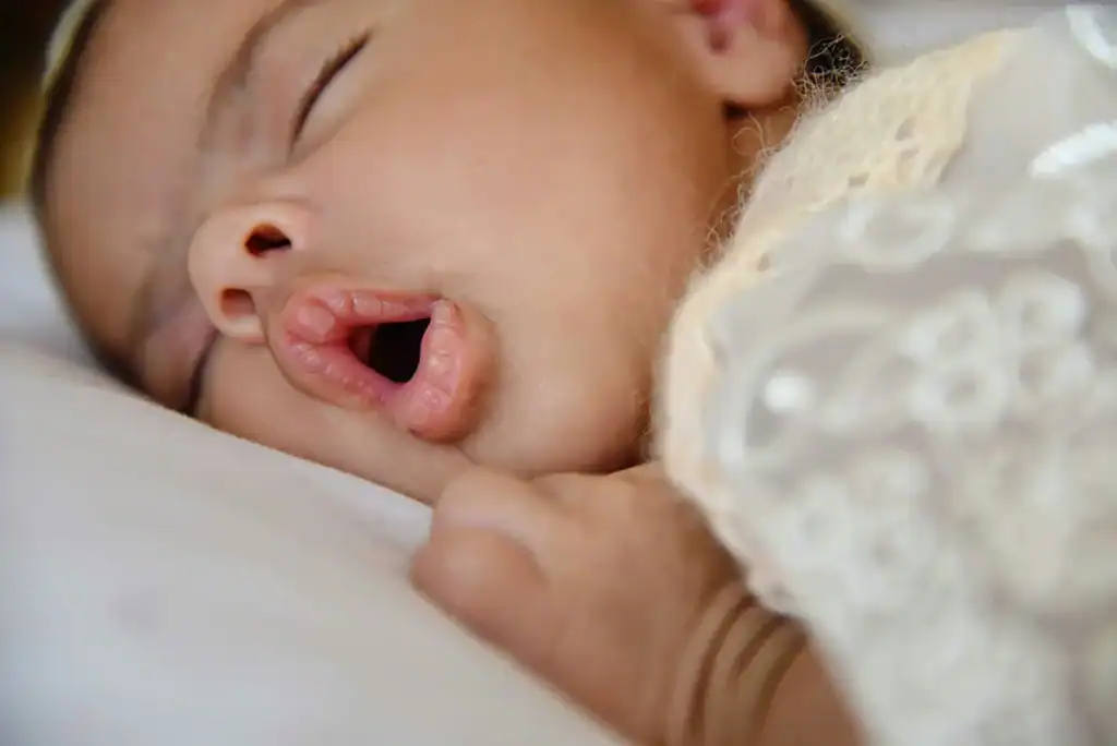 Bébé dort bouche ouverte : causes, signaux d'alerte et solutions 3 Bébé dort bouche ouverte que faire