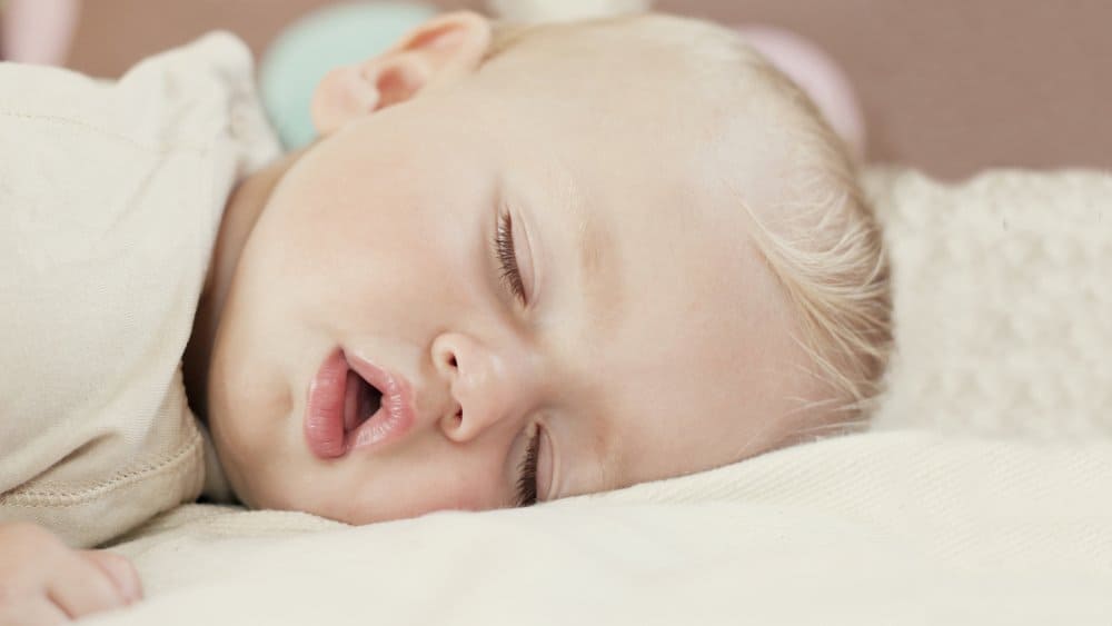 Bébé dort bouche ouverte
