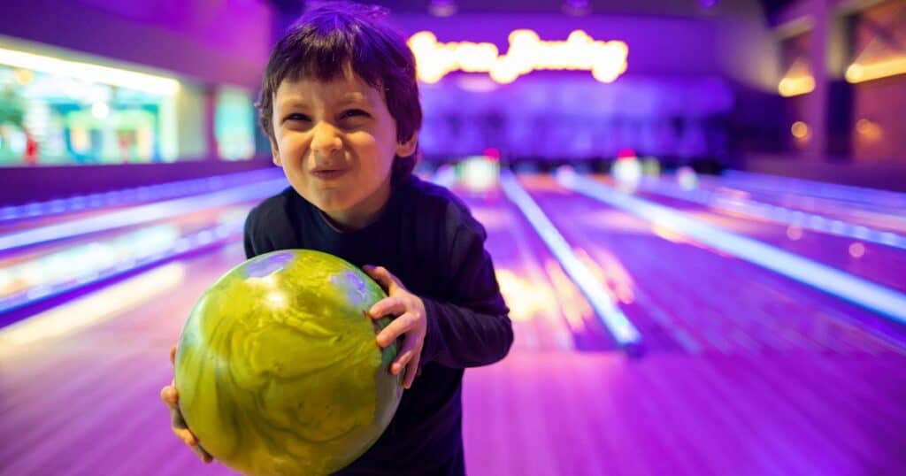 Bowling : à partir de quel âge peut-on emmener son enfant? 4 Bowling avec un enfant