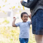 Mon fils de 3 ans tape à l'école