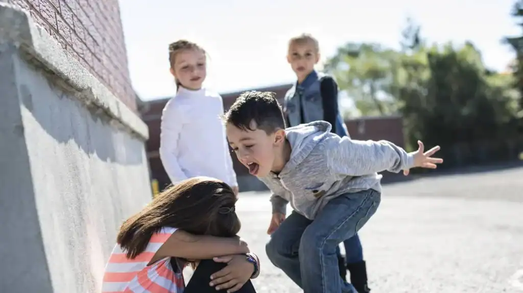 Mon fils de 3 ans tape à l'école causes