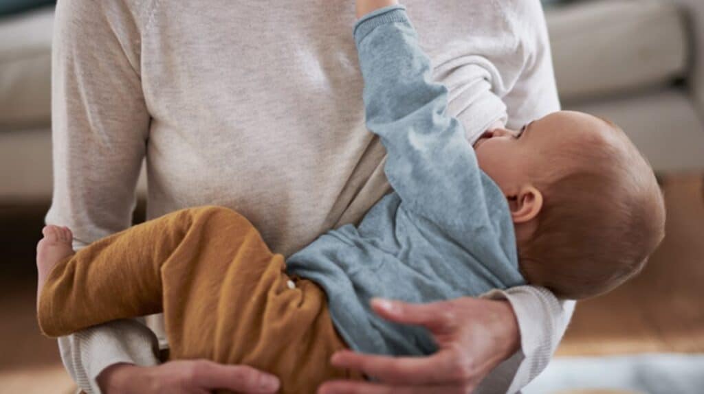 Bébé a faim 1h après son biberon : pourquoi et que faire? 2 Bébé a faim 1h après son biberon
