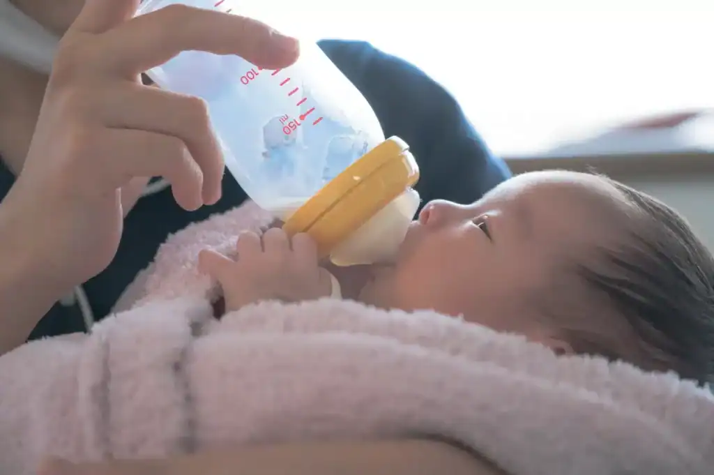 Bébé ne finit pas ses biberons et s'endort dessus : que faire vraiment? 4 Bébé ne finit pas ses biberons et s'endort dessus que faire