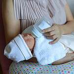 Bébé ne finit pas ses biberons et s'endort dessus