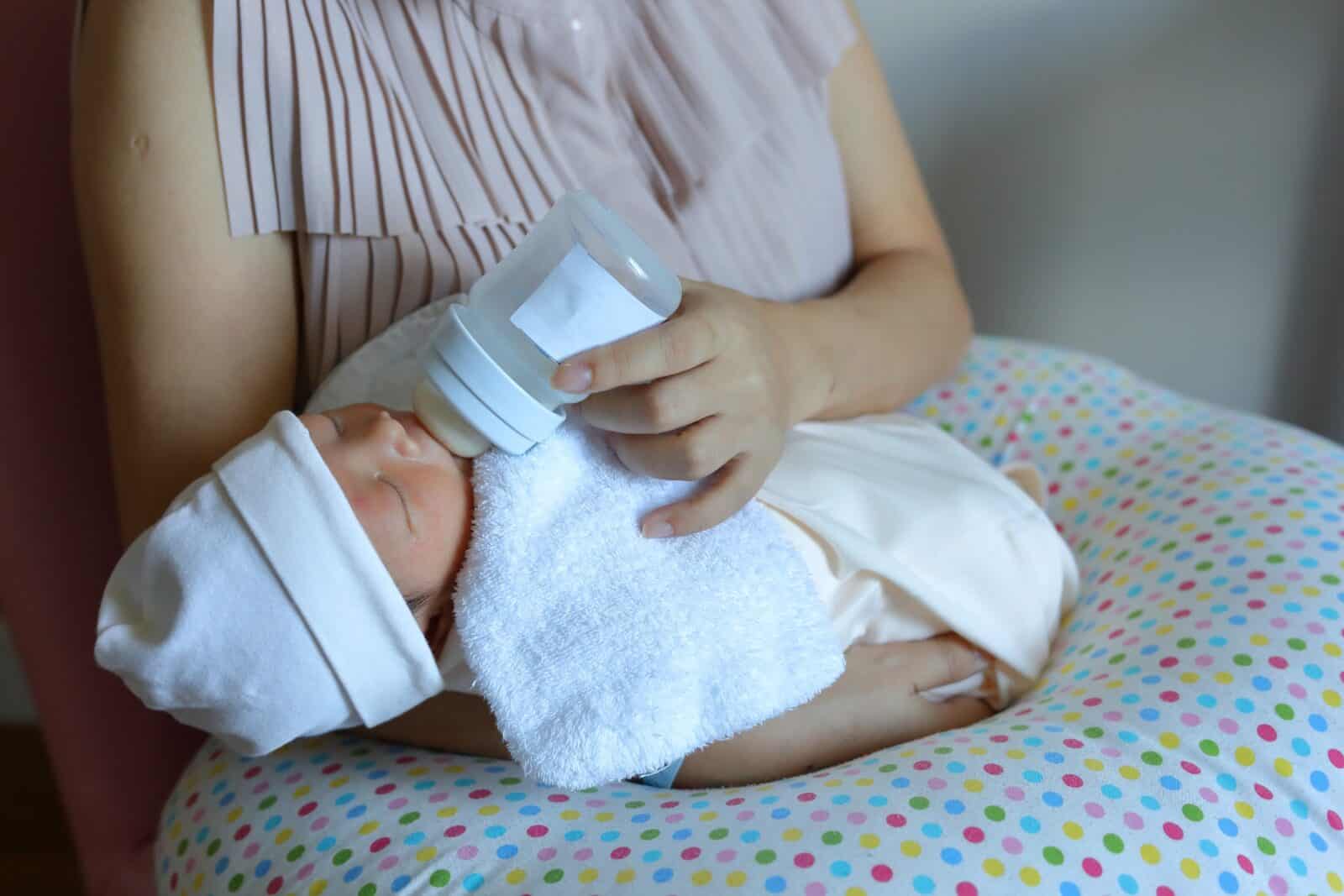 Bébé ne finit pas ses biberons et s'endort dessus