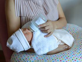 Bébé ne finit pas ses biberons et s'endort dessus