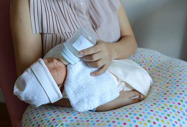 Bébé ne finit pas ses biberons et s'endort dessus