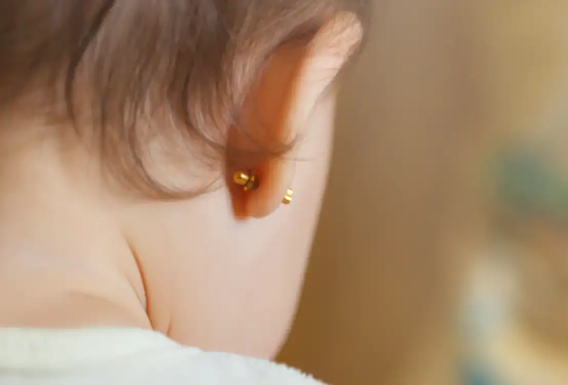 Percer les oreilles d'un bébé à 1 an